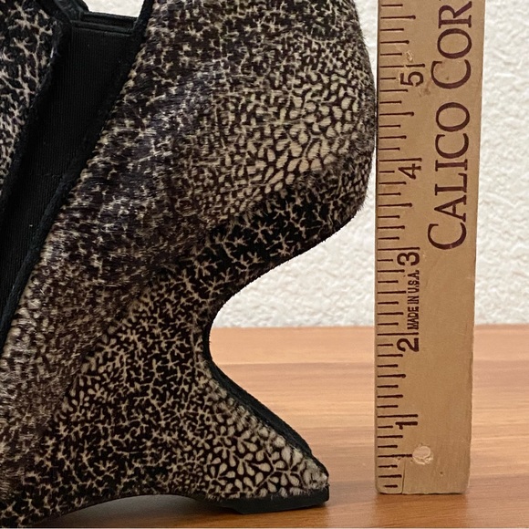 STUART WEITZMAN Dyed Calf Fur Hair Spliced Cavalino Curved Wedge Booties Size 8 - Picture 7 of 16